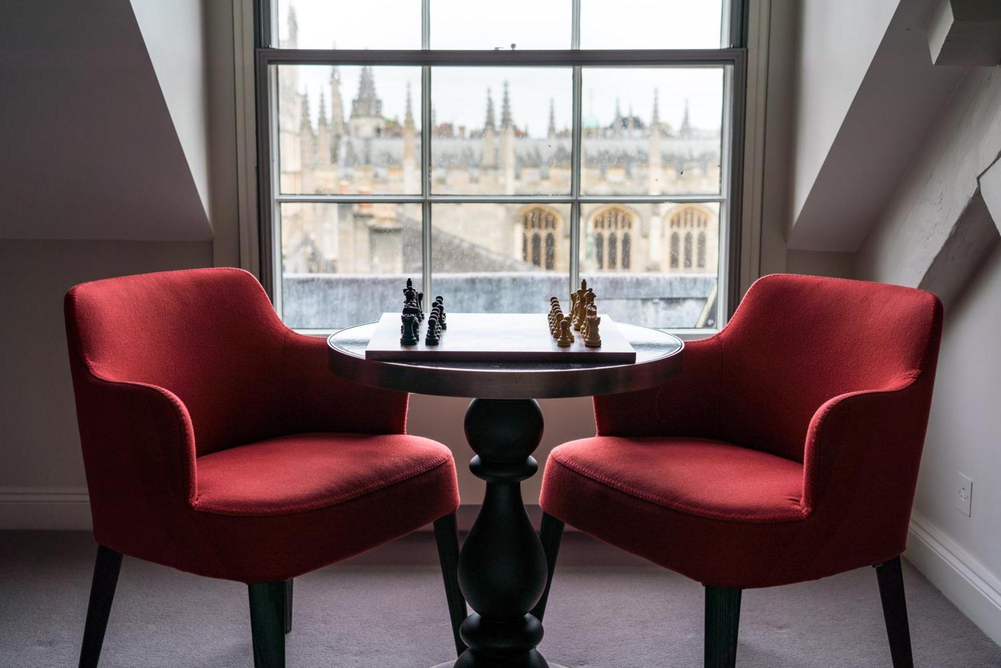 Old Bank Hotel Oxford Exteriér fotografie The chess table at the hotel