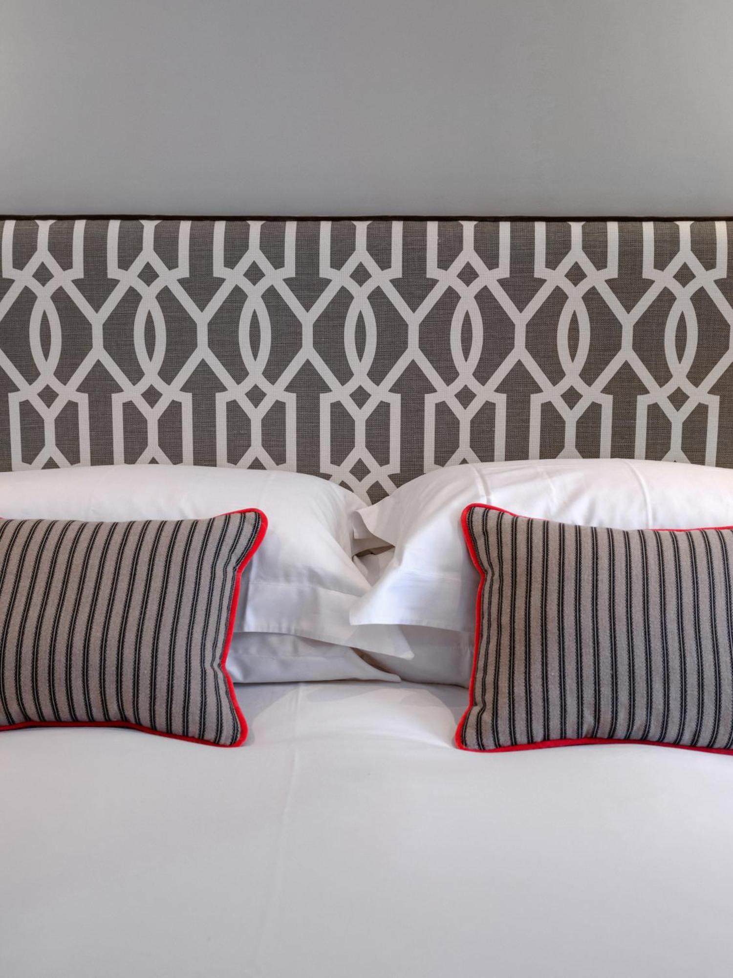 Old Bank Hotel Oxford Exteriér fotografie A bed with a bed frame
