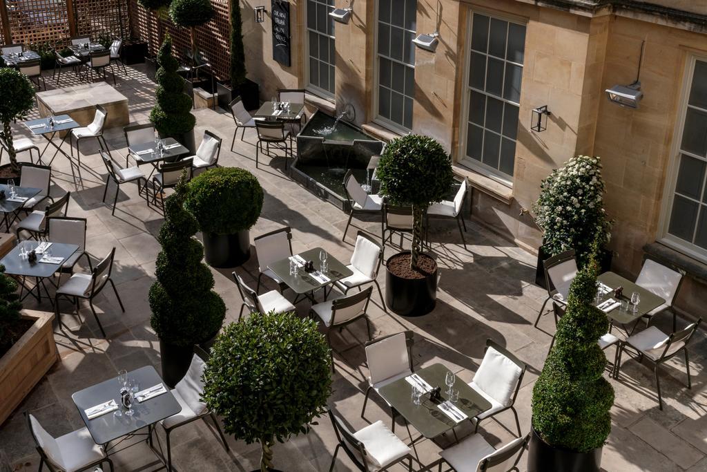 Old Bank Hotel Oxford Exteriér fotografie The courtyard at the hotel