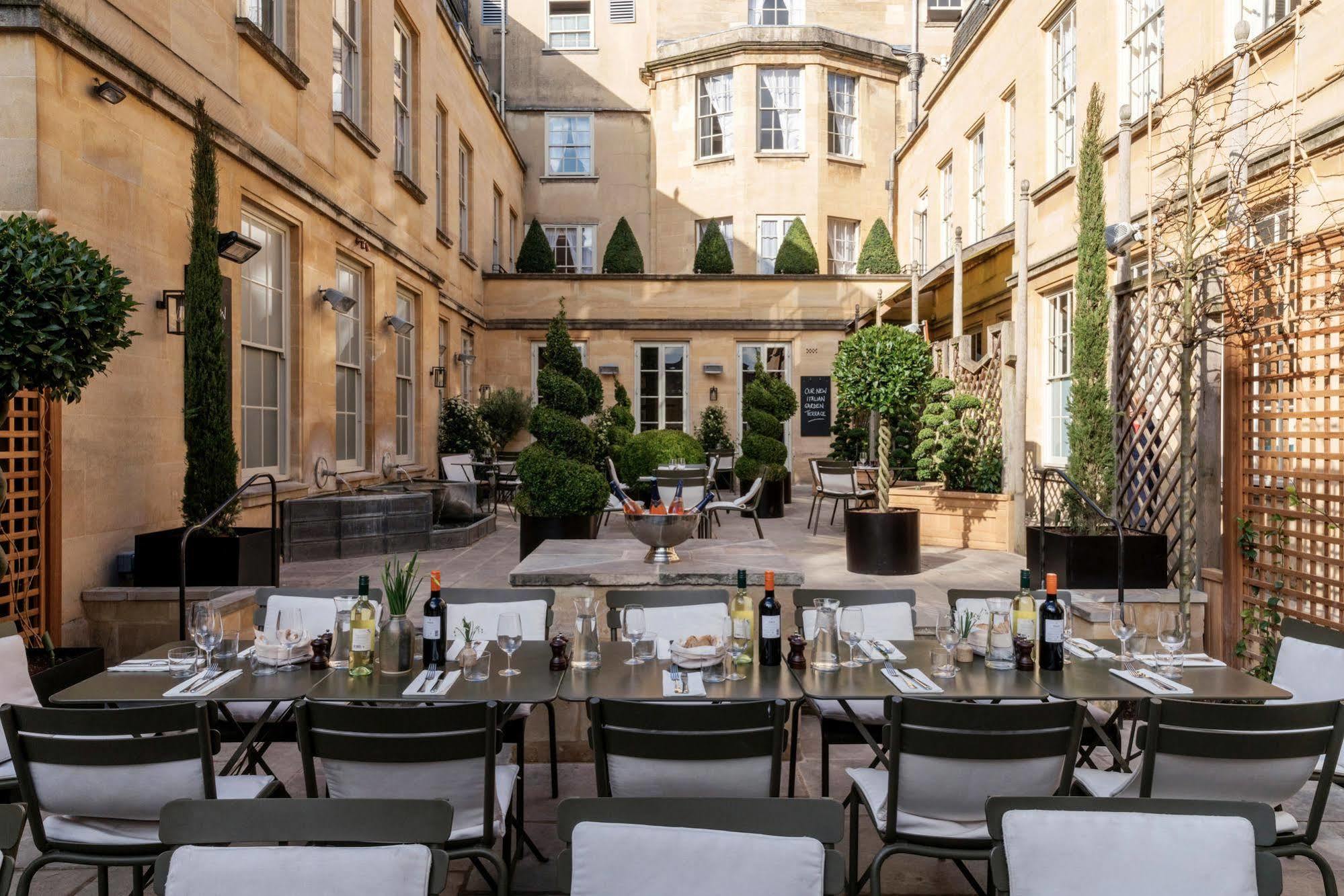 Old Bank Hotel Oxford Exteriér fotografie The courtyard at the hotel