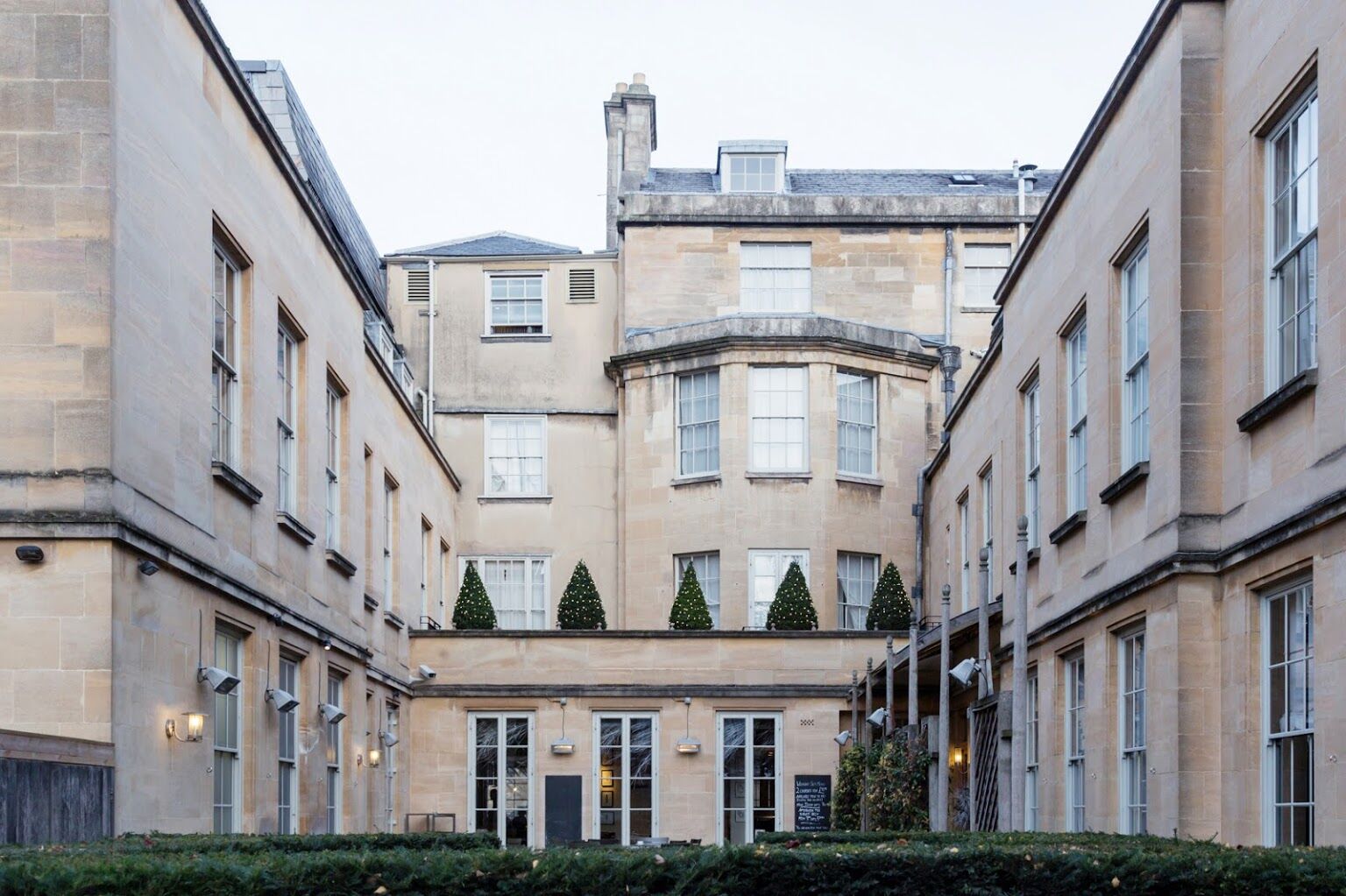 Old Bank Hotel Oxford Exteriér fotografie The courtyard of the Royal Society